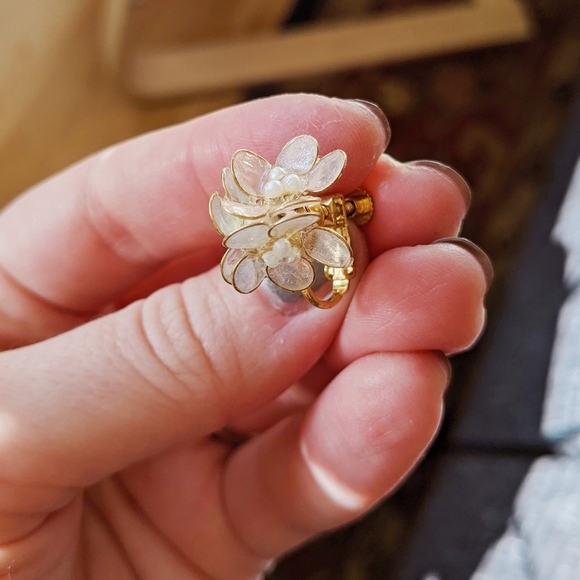 Japanese sakura cherry blossom clip on earring - Picture 5 of 6